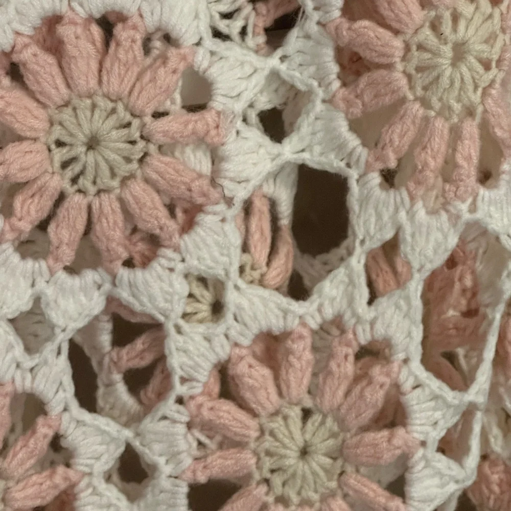 NWT BiBi Pink and White Crochet Floral Top! SZ Large - Picture 3 of 7